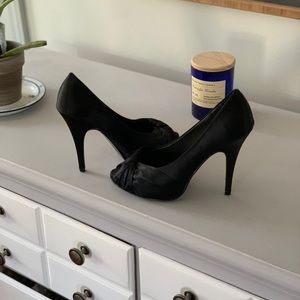 Steve Madden Satin top knot heels